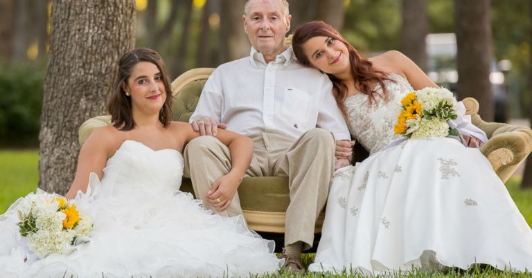 Irmãs vestidas de noiva com o pai com Alzheimer